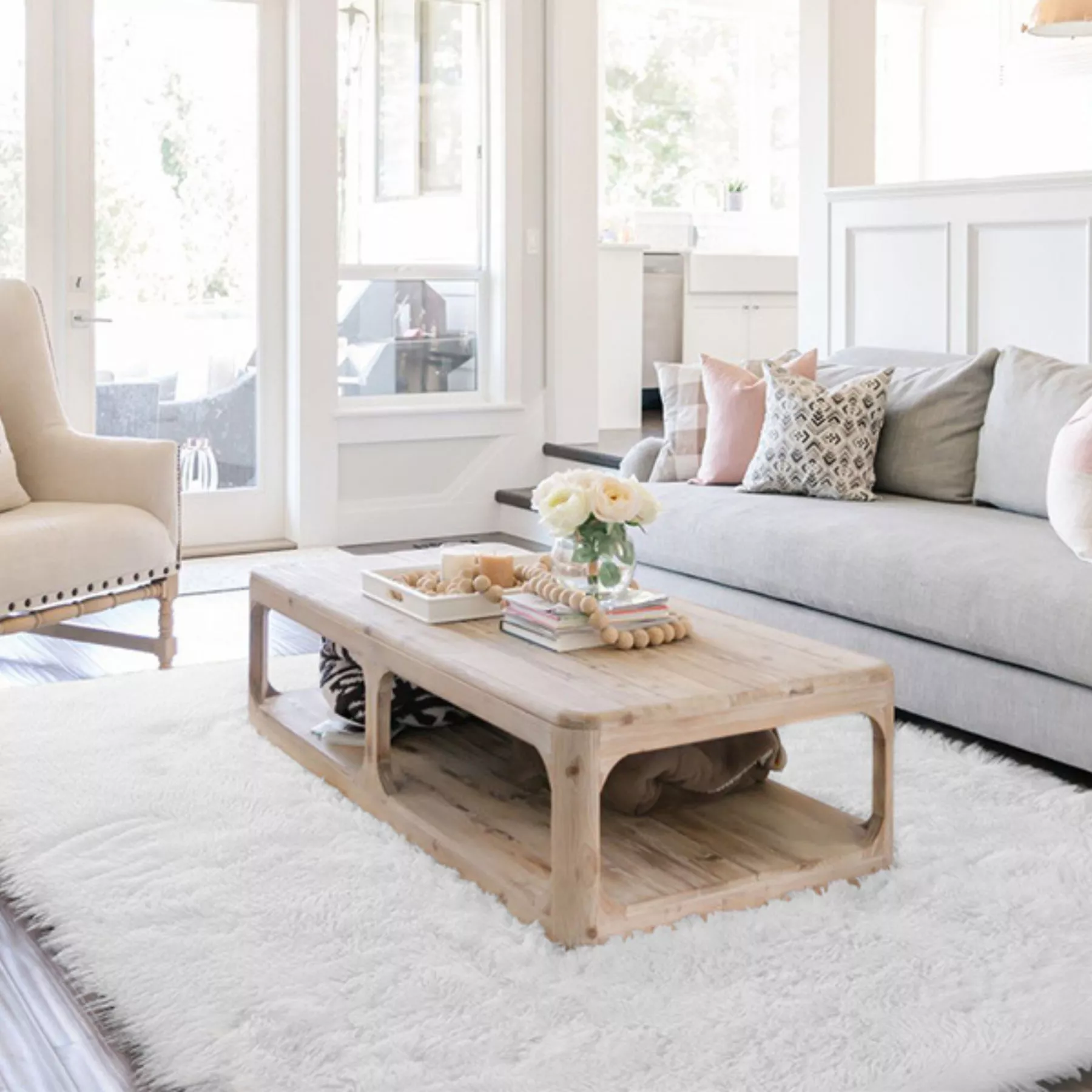 White fluffy rug for bedroom – Bild 3