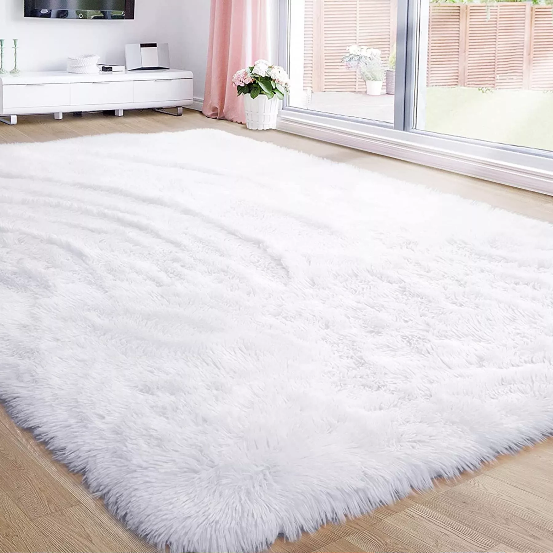 White fluffy rug for bedroom – Bild 1